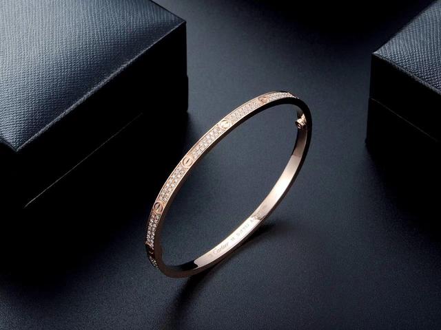 羽绒服十大世界名牌排名,世界名牌手链十大排名-第3张图片-翡翠网 羽绒服十大世界名牌排名,世界名牌手链十大排名-第3张图片-翡翠网