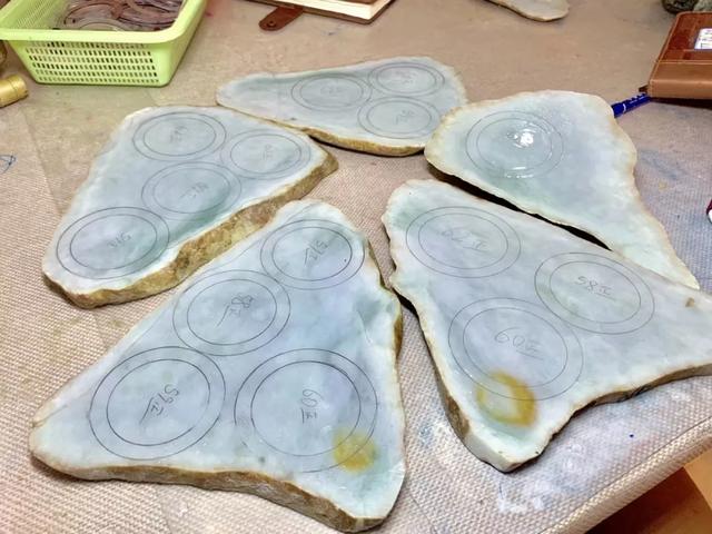 美女翡翠原石手镯的简单介绍-第1张图片-翡翠网 美女翡翠原石手镯的简单介绍-第1张图片-翡翠网