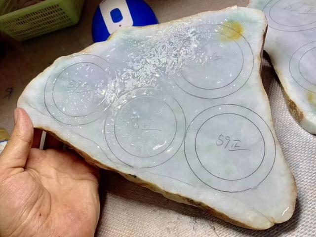 美女翡翠原石手镯的简单介绍-第2张图片-翡翠网 美女翡翠原石手镯的简单介绍-第2张图片-翡翠网