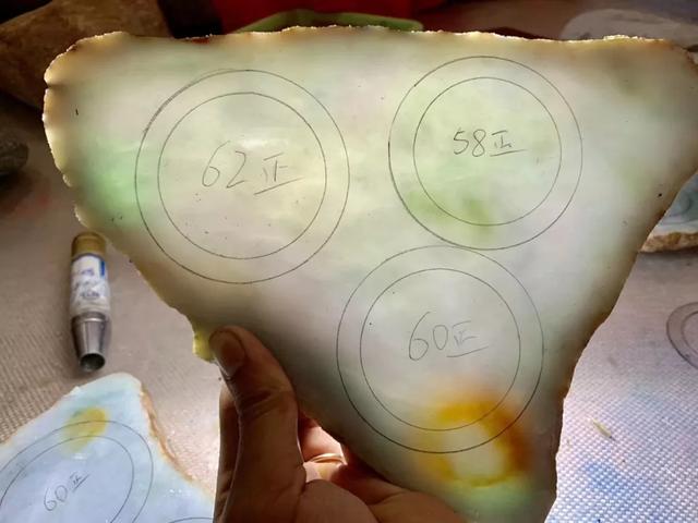 美女翡翠原石手镯的简单介绍-第3张图片-翡翠网 美女翡翠原石手镯的简单介绍-第3张图片-翡翠网