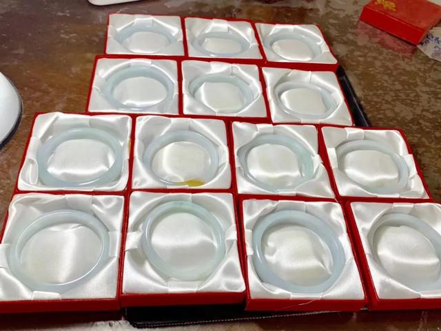 美女翡翠原石手镯的简单介绍-第4张图片-翡翠网 美女翡翠原石手镯的简单介绍-第4张图片-翡翠网