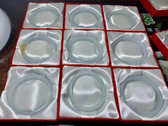 美女翡翠原石手镯的简单介绍-第5张图片-翡翠网 美女翡翠原石手镯的简单介绍-第5张图片-翡翠网