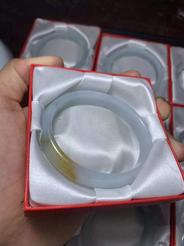 美女翡翠原石手镯的简单介绍-第6张图片-翡翠网 美女翡翠原石手镯的简单介绍-第6张图片-翡翠网