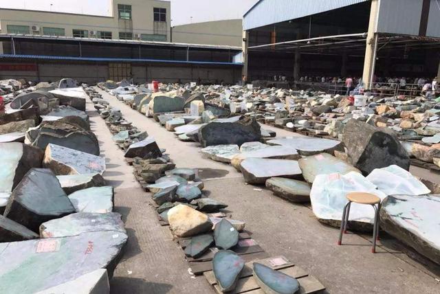 5000左右的糯种手镯,高档翡翠手镯标准-第1张图片-翡翠网 5000左右的糯种手镯,高档翡翠手镯标准-第1张图片-翡翠网