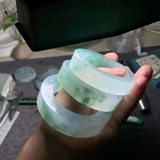 5000左右的糯种手镯,高档翡翠手镯标准-第5张图片-翡翠网 5000左右的糯种手镯,高档翡翠手镯标准-第5张图片-翡翠网