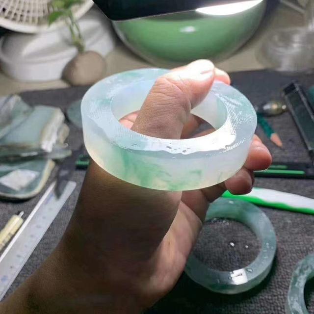 5000左右的糯种手镯,高档翡翠手镯标准-第6张图片-翡翠网 5000左右的糯种手镯,高档翡翠手镯标准-第6张图片-翡翠网