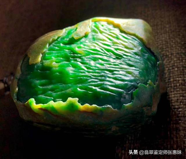 翡翠原石莽带翡翠原石爆松花-第1张图片-翡翠网 翡翠原石莽带翡翠原石爆松花-第1张图片-翡翠网