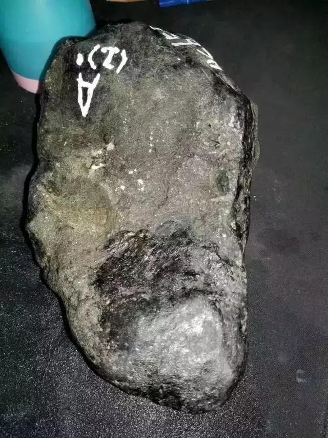 男子网上赌石失败翡翠原石切好了会发财吗-第1张图片-翡翠网 男子网上赌石失败翡翠原石切好了会发财吗-第1张图片-翡翠网