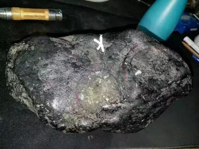 男子网上赌石失败翡翠原石切好了会发财吗-第2张图片-翡翠网 男子网上赌石失败翡翠原石切好了会发财吗-第2张图片-翡翠网