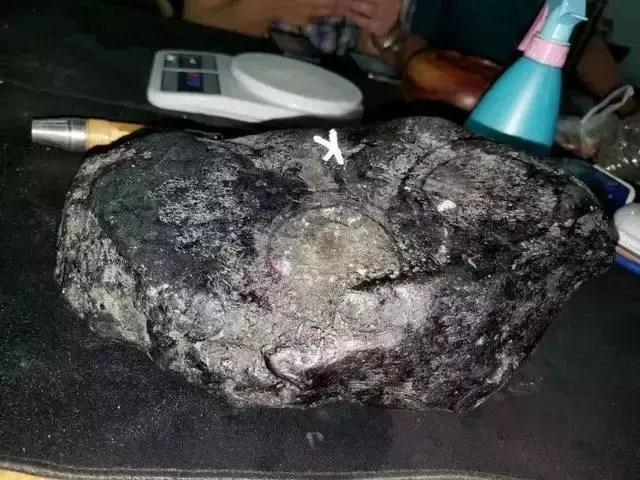 男子网上赌石失败翡翠原石切好了会发财吗-第3张图片-翡翠网 男子网上赌石失败翡翠原石切好了会发财吗-第3张图片-翡翠网