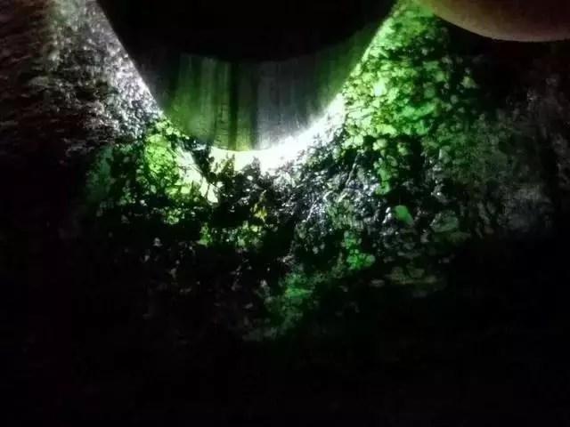 男子网上赌石失败翡翠原石切好了会发财吗-第4张图片-翡翠网 男子网上赌石失败翡翠原石切好了会发财吗-第4张图片-翡翠网