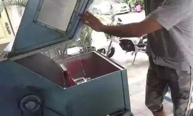 男子网上赌石失败翡翠原石切好了会发财吗-第5张图片-翡翠网 男子网上赌石失败翡翠原石切好了会发财吗-第5张图片-翡翠网