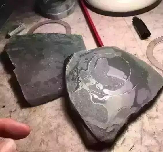 男子网上赌石失败翡翠原石切好了会发财吗-第6张图片-翡翠网 男子网上赌石失败翡翠原石切好了会发财吗-第6张图片-翡翠网