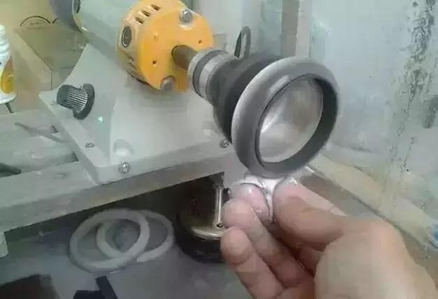 男子网上赌石失败翡翠原石切好了会发财吗-第8张图片-翡翠网 男子网上赌石失败翡翠原石切好了会发财吗-第8张图片-翡翠网