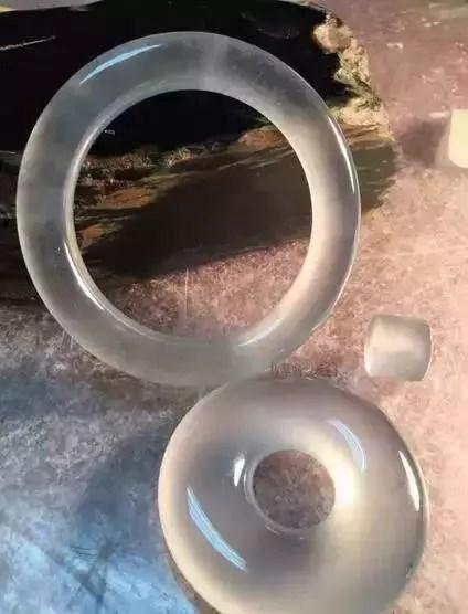 男子网上赌石失败翡翠原石切好了会发财吗-第10张图片-翡翠网 男子网上赌石失败翡翠原石切好了会发财吗-第10张图片-翡翠网