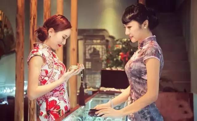 穿搭颜色搭配翡翠知识分享穿搭-第1张图片-翡翠网 穿搭颜色搭配翡翠知识分享穿搭-第1张图片-翡翠网