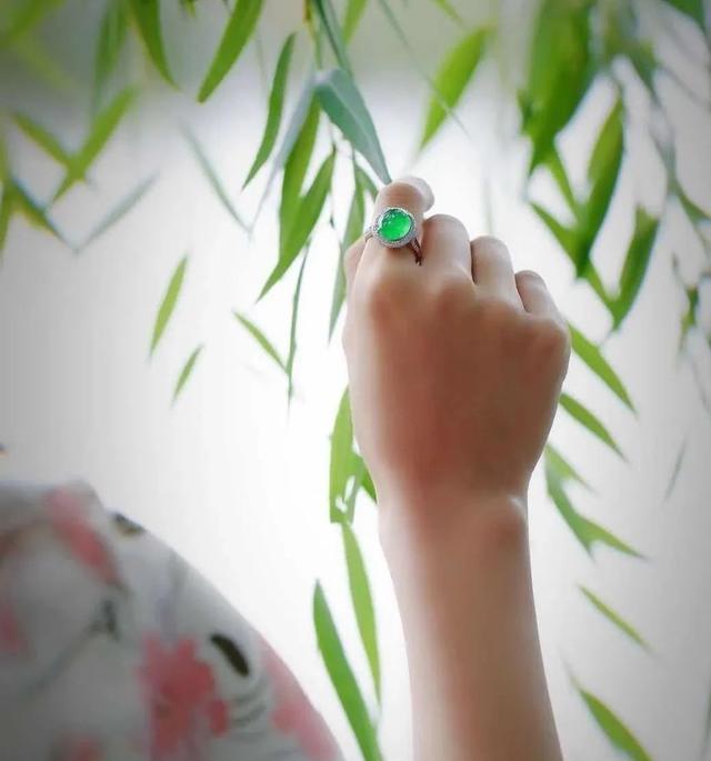 穿搭颜色搭配翡翠知识分享穿搭-第8张图片-翡翠网 穿搭颜色搭配翡翠知识分享穿搭-第8张图片-翡翠网