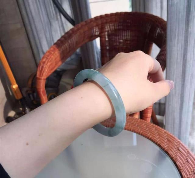 穿搭颜色搭配翡翠知识分享穿搭-第9张图片-翡翠网 穿搭颜色搭配翡翠知识分享穿搭-第9张图片-翡翠网