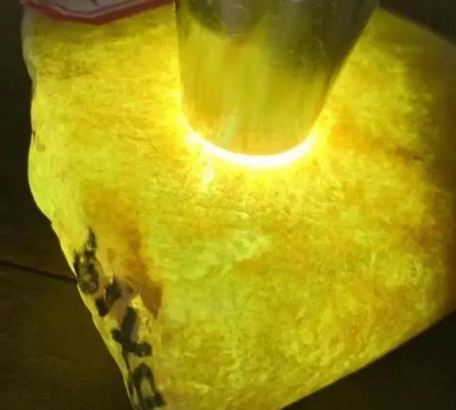 关于翡翠鉴别方法手电筒的信息-第2张图片-翡翠网 关于翡翠鉴别方法手电筒的信息-第2张图片-翡翠网