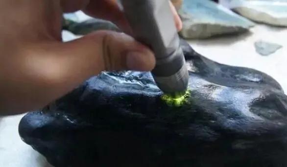 关于翡翠鉴别方法手电筒的信息-第3张图片-翡翠网 关于翡翠鉴别方法手电筒的信息-第3张图片-翡翠网