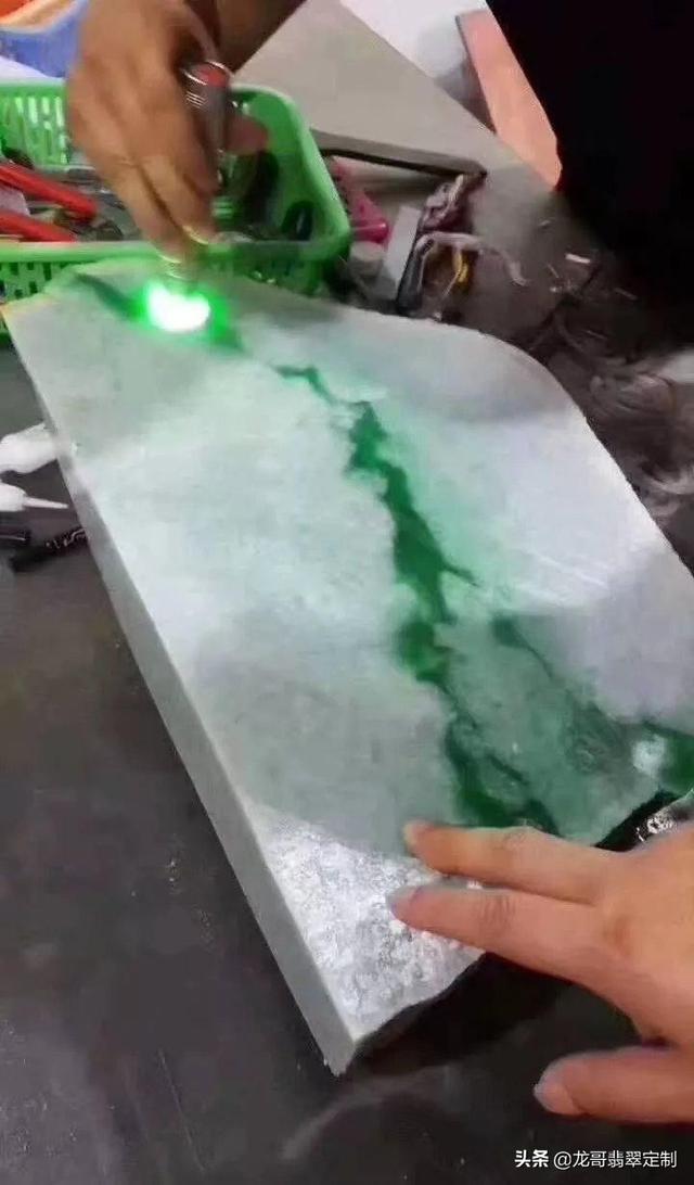 河北红色翡翠原石,绿色翡翠原石图片-第1张图片-翡翠网 河北红色翡翠原石,绿色翡翠原石图片-第1张图片-翡翠网