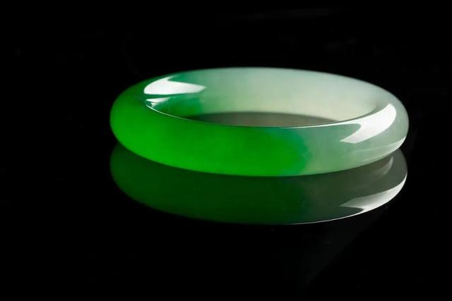 老琉璃手镯近期成交价格,翡翠手镯成交价格-第9张图片-翡翠网 老琉璃手镯近期成交价格,翡翠手镯成交价格-第9张图片-翡翠网