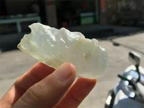 关于冰种翡翠原石的价格的信息-第2张图片-翡翠网 关于冰种翡翠原石的价格的信息-第2张图片-翡翠网