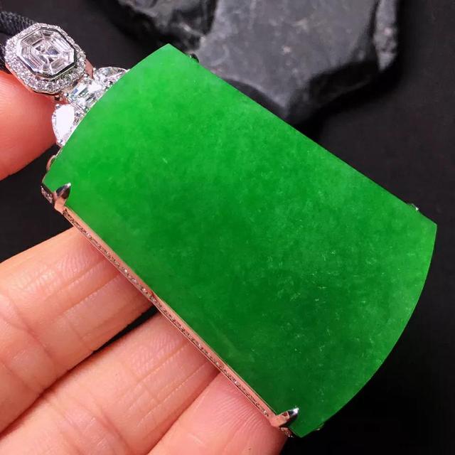 翡翠如意玉牌价格,糯种翡翠吊坠价格-第1张图片-翡翠网 翡翠如意玉牌价格,糯种翡翠吊坠价格-第1张图片-翡翠网