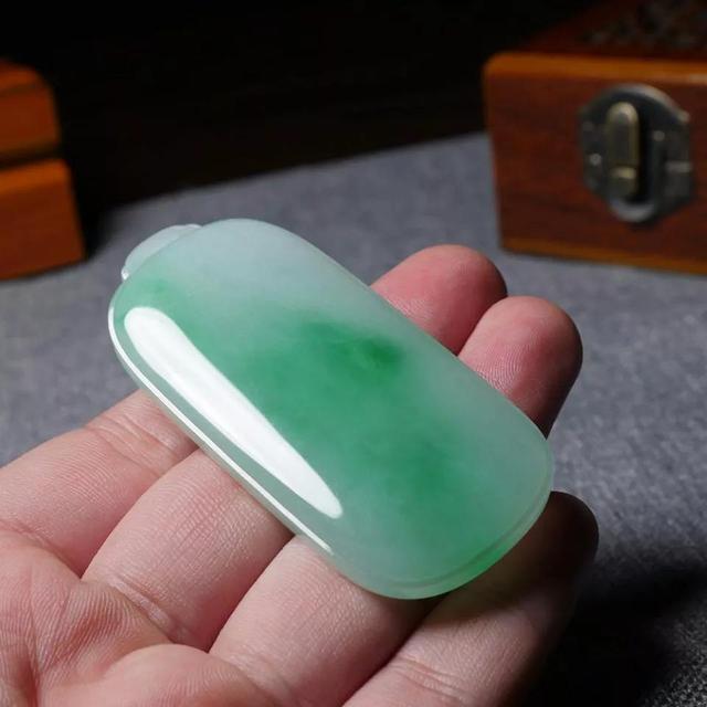 翡翠如意玉牌价格,糯种翡翠吊坠价格-第2张图片-翡翠网 翡翠如意玉牌价格,糯种翡翠吊坠价格-第2张图片-翡翠网