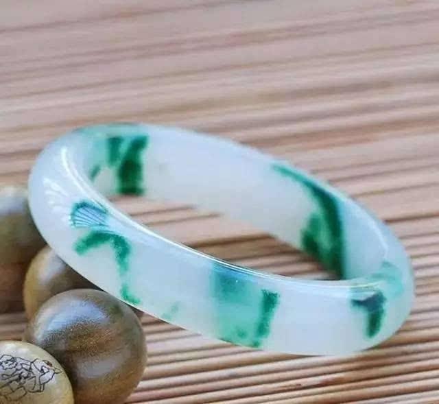 翡翠手镯回收多少钱一克,翡翠镯子回收价格-第1张图片-翡翠网 翡翠手镯回收多少钱一克,翡翠镯子回收价格-第1张图片-翡翠网