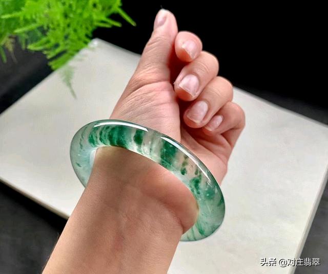 翡翠手镯起冰的的简单介绍-第5张图片-翡翠网 翡翠手镯起冰的的简单介绍-第5张图片-翡翠网