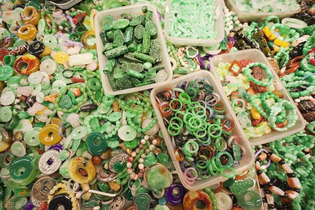 开采翡翠原石危险吗,缅甸翡翠会开采完吗-第2张图片-翡翠网 开采翡翠原石危险吗,缅甸翡翠会开采完吗-第2张图片-翡翠网