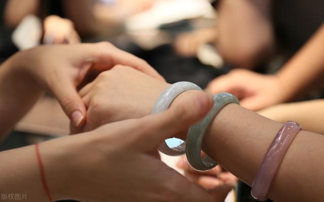 马蹄状是什么样图片,马蹄形手镯翡翠-第2张图片-翡翠网 马蹄状是什么样图片,马蹄形手镯翡翠-第2张图片-翡翠网