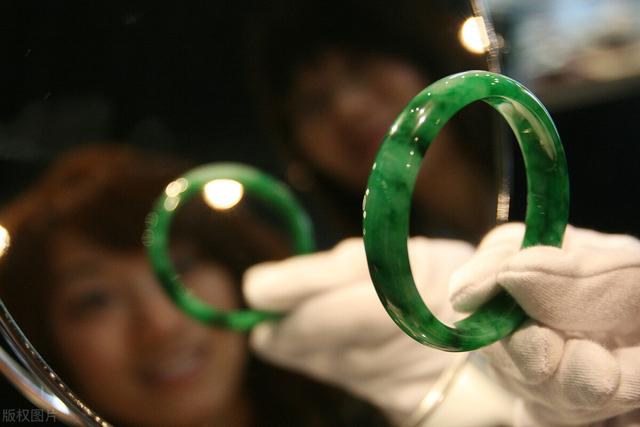 马蹄状是什么样图片,马蹄形手镯翡翠-第3张图片-翡翠网 马蹄状是什么样图片,马蹄形手镯翡翠-第3张图片-翡翠网