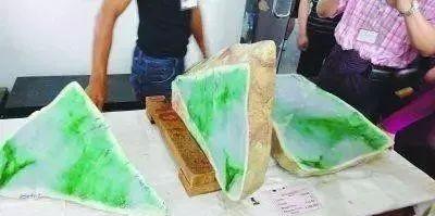 翡翠原石切开帝王绿视频,赌石切割过程视频-第2张图片-翡翠网 翡翠原石切开帝王绿视频,赌石切割过程视频-第2张图片-翡翠网