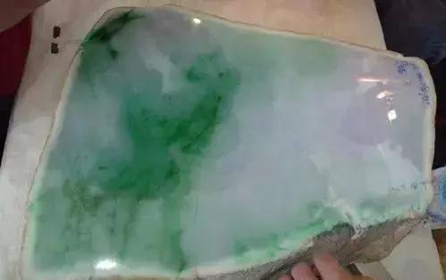 翡翠原石切开帝王绿视频,赌石切割过程视频-第5张图片-翡翠网 翡翠原石切开帝王绿视频,赌石切割过程视频-第5张图片-翡翠网