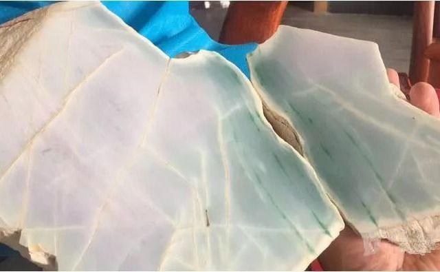 一块要价两万的翡翠原石翡翠原石六年前价格-第1张图片-翡翠网 一块要价两万的翡翠原石翡翠原石六年前价格-第1张图片-翡翠网