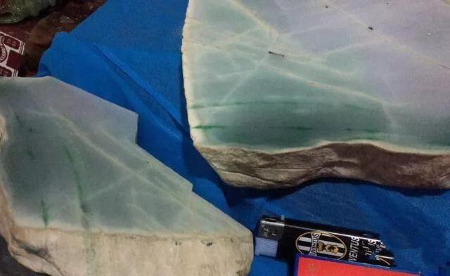 一块要价两万的翡翠原石翡翠原石六年前价格-第3张图片-翡翠网 一块要价两万的翡翠原石翡翠原石六年前价格-第3张图片-翡翠网