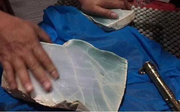 一块要价两万的翡翠原石翡翠原石六年前价格-第4张图片-翡翠网 一块要价两万的翡翠原石翡翠原石六年前价格-第4张图片-翡翠网