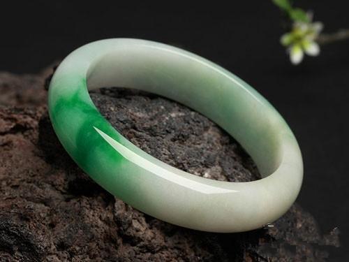 糯种翡翠怎么鉴定真假的简单介绍-第5张图片-翡翠网 糯种翡翠怎么鉴定真假的简单介绍-第5张图片-翡翠网