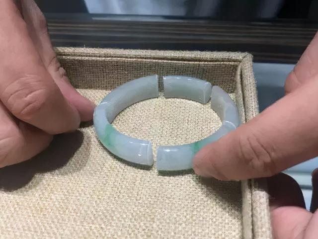 翡翠手镯损坏一点点,玉戴久了表面粗糙-第2张图片-翡翠网 翡翠手镯损坏一点点,玉戴久了表面粗糙-第2张图片-翡翠网
