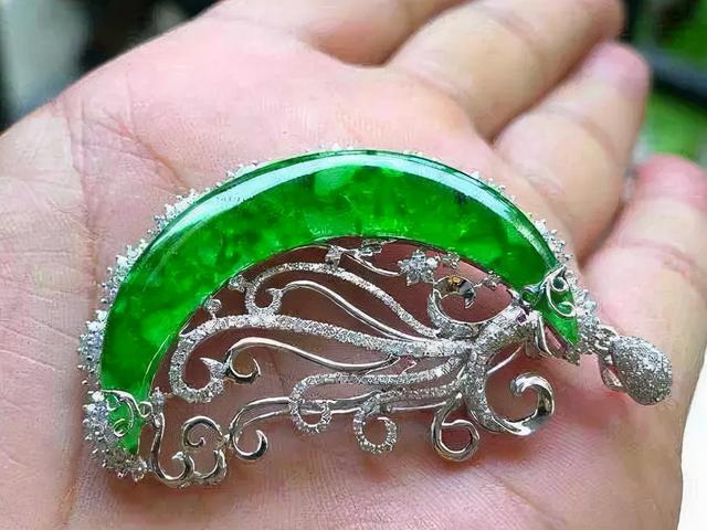 翡翠手镯损坏一点点,玉戴久了表面粗糙-第3张图片-翡翠网 翡翠手镯损坏一点点,玉戴久了表面粗糙-第3张图片-翡翠网