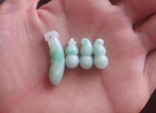 翡翠手镯损坏一点点,玉戴久了表面粗糙-第4张图片-翡翠网 翡翠手镯损坏一点点,玉戴久了表面粗糙-第4张图片-翡翠网