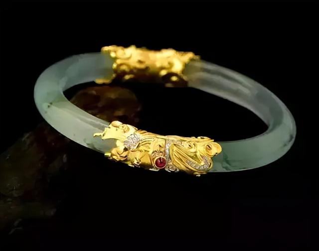 翡翠手镯损坏一点点,玉戴久了表面粗糙-第5张图片-翡翠网 翡翠手镯损坏一点点,玉戴久了表面粗糙-第5张图片-翡翠网