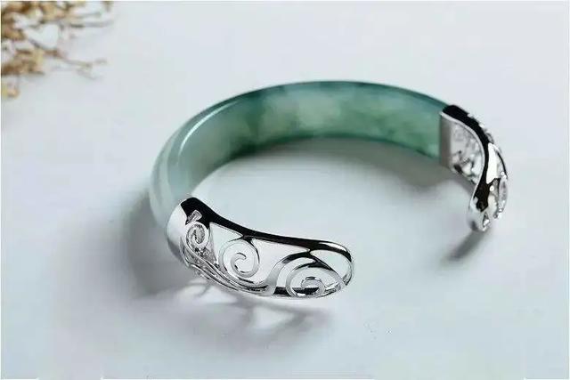 翡翠手镯损坏一点点,玉戴久了表面粗糙-第6张图片-翡翠网 翡翠手镯损坏一点点,玉戴久了表面粗糙-第6张图片-翡翠网