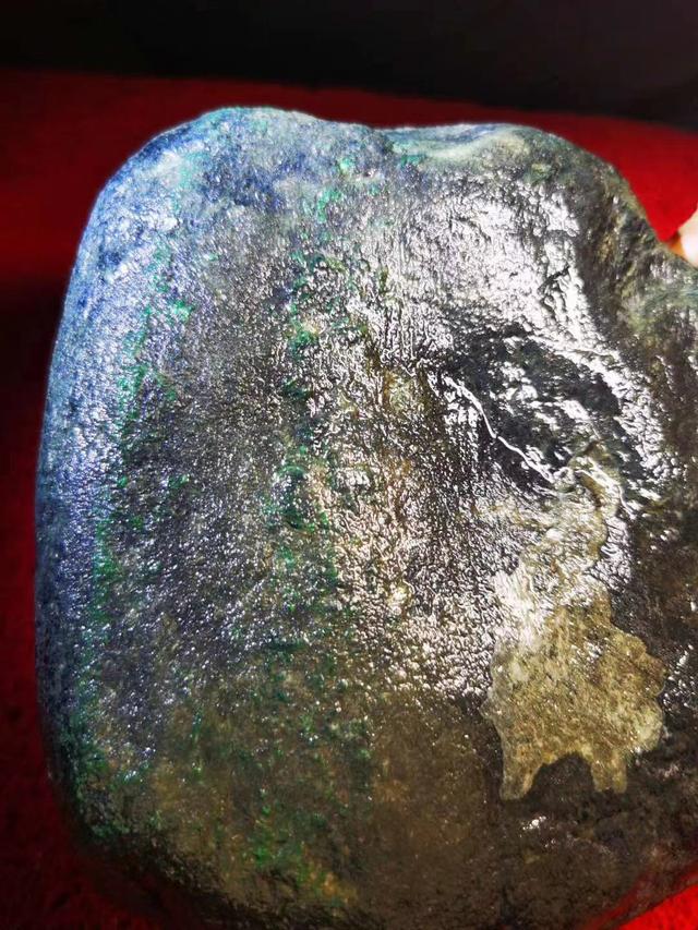 红皮会卡翡翠原石油蜡红皮会卡翡翠原石-第1张图片-翡翠网 红皮会卡翡翠原石油蜡红皮会卡翡翠原石-第1张图片-翡翠网