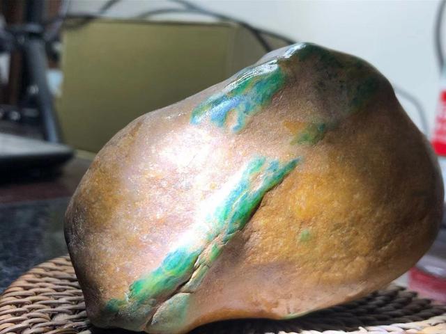 红皮会卡翡翠原石油蜡红皮会卡翡翠原石-第2张图片-翡翠网 红皮会卡翡翠原石油蜡红皮会卡翡翠原石-第2张图片-翡翠网