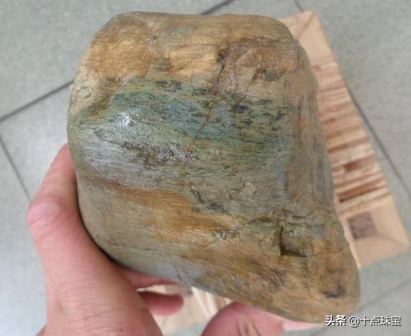 翡翠原石的瞒和枯的简单介绍-第14张图片-翡翠网 翡翠原石的瞒和枯的简单介绍-第14张图片-翡翠网