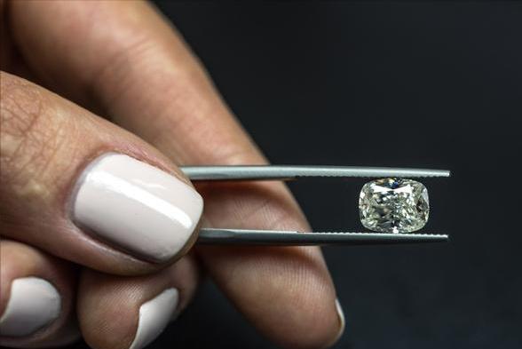 什么是莫桑石什么是莫桑钻和钻石有什么区别-第1张图片-翡翠网 什么是莫桑石什么是莫桑钻和钻石有什么区别-第1张图片-翡翠网