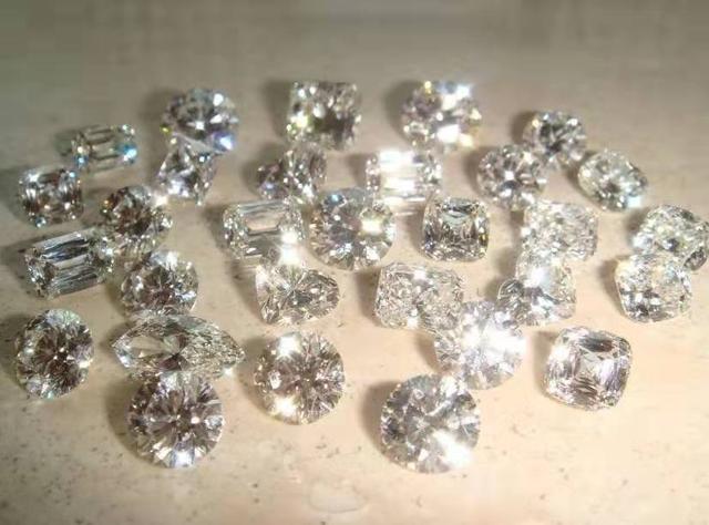 南非钻石和锆石怎么区分,锆石跟莫桑钻哪个好-第1张图片-翡翠网 南非钻石和锆石怎么区分,锆石跟莫桑钻哪个好-第1张图片-翡翠网